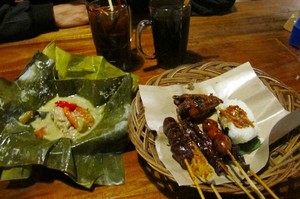 Angkringan Joglo: Sedapnya Nasi Sambel Teri dan Wedan Uwuh yang Hangat