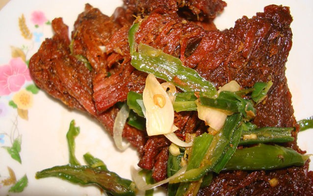 Dendeng Batokok Plus Nasi Pulen Bisa Jadi Menu Makan Siang yang Mantap