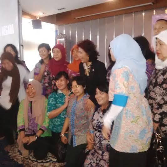Usai Bakar Semangat, Menteri Susi Digilir Foto Bareng Para PNS KKP