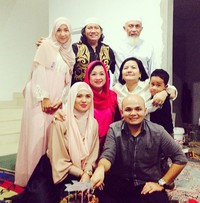 Syukuran bday hubby with family.. Selamat milad my husband️ #alhamdulillah, tulis Delia di keterangan foto. (Instagram/Delia Septianti)