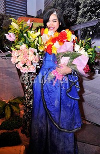 Baru saja turun dari mobil ketika hendak syuting, Jessica langsung dikalungi bunga-bunga dan dipakaikan kostum dan bedak celemotan. Pool/Noel/detikFoto.