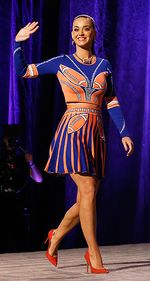 Katy Perry Bergaya Bak Cheerleader