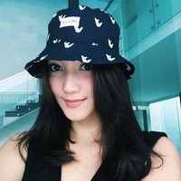 Ia mengikuti jejak sang adik di dunia hiburan Tanah Air. (Instagram/Erica Putri)