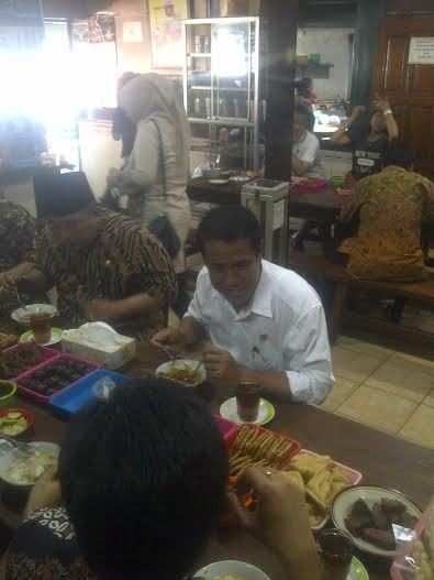 Blusukan ke Kota Kelahiran Jokowi, Mentan Sarapan di Pinggir Jalan