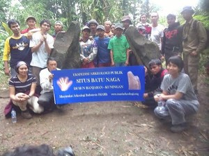 Begini Penelaahan Arkeolog pada Batu Bergambar Naga yang Penuh Misteri di Kuningan