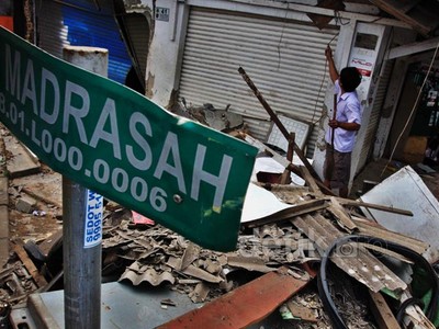 Truk Seruduk Warung Nasi di Sawangan