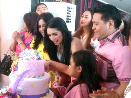 Ultah ke-28, Angel Karamoy Menangis Dihadiahi Puisi