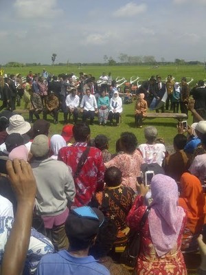 Jokowi di Ngawi: Naik Mercy, Masuk Sawah, Hingga Bagi-bagi Traktor dan Kaos