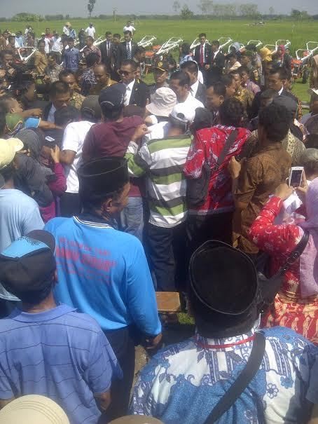 Bagi-bagi 852 Traktor, Jokowi Diserbu Petani di Tengah Sawah