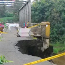 Jalan Menuju Wisata Pantai Balekambang Ambrol