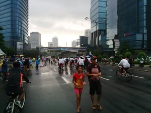 Bercelana Pendek dan Kaos Oblong, Jokowi Gowes Menembus Gerimis di Jakarta