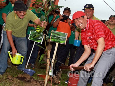 Warga Rumah Susun Menerima Seribu Alat Biopori