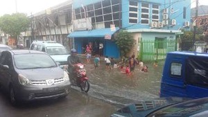 Antisipasi Banjir, 2 Pompa Air Disiagakan di Perempatan Matraman