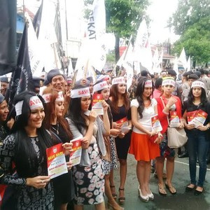 Bawa Spanduk Save Polri, Pedangdut Cantik Ini Ikut Ramaikan PN Jaksel