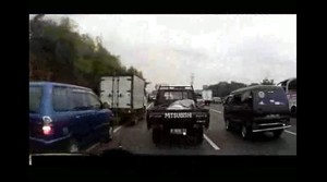 Penampakan Ichiro Menindak Mobil yang Menyalip di Bahu Jalan Tol