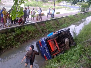 Mendadak Oleng, Carry dan Penumpangnya Tercebur ke Kanal Banjir Barat