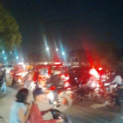 Kumpulan Pemuda Nongkrong Sambil Pegang Batu di Pinggir Tol JORR
