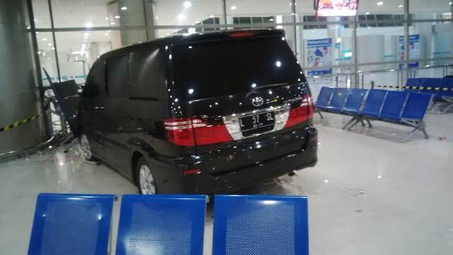 Ini Penampakannya Polisi Selidiki Alphard Masuk Ke Ruang Tunggu Bandara Juanda