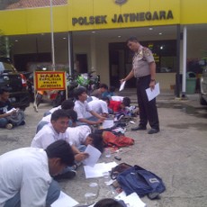Tertangkap Mau Tawuran Belasan Pelajar SMK Ini Dihukum Tulis Tangan 8 Halaman