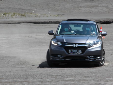 Bermain di Pasir Berbisik Bromo dengan Honda HR-V