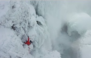 Aksi Gila! Turis Ini Mendaki Air Terjun Niagara yang Membeku