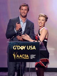 Scralett Johansson juga sempat mempersembahkan sebuah penghargaan G'Day USA award kepada Chris Hemsworth. Jonathan Leibson/Getty Images/detikFoto.