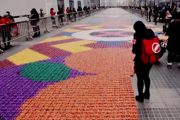 Sambut Imlek, China Bikin Jalan dari Permen