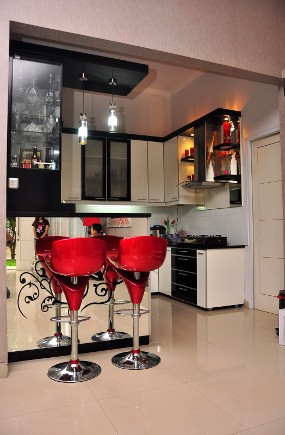 Uniknya Dapur Merah-Hitam di Rumah Fitri Karlina