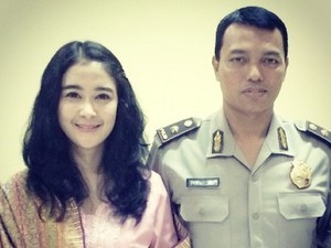 Jelang Dinikahi Polisi, Uut Permatasari Nyekar ke Makam Calon Mertua