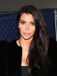 Di depan kamera, Kim terlihat cantik mempesona. Christopher Polk/Getty Images/detikFoto.