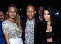 Kim mengajak musisi John Legend dan kekasihnya Chrissy Teigen untuk berfoto bersama. Mike Coppola/Getty Images/detikFoto.