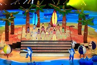 Set panggung 'California Gurls' yang ceria dan penuh warna. Jamie Squire/Getty Images/detikFoto.