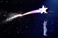 Tak tanggung-tanggung, Katy terbang bak bintang jatuh. Harry How/Getty Images/detikFoto.