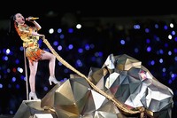 Mantan kekasih John Mayer itu tampil dibalut kostum yang berapi-api. Karl Walter/Getty Images/detikFoto.