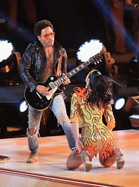 Tiba-tiba Lenny Kravitz muncul memainkan gitar dan berkolaborasi dengan Katy lewat lagu 'I Kissed A Girl'. Christopher PolK/Getty Images/detikFoto.