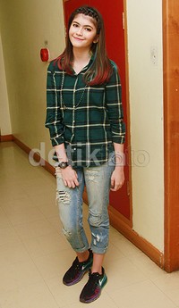 Agatha tampil kasual dibalut kemeja flanel hijau, celana jeans robek-robek dan sepatu nike. Pool/Gus Mun/detikFoto.