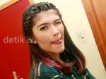 Gaya si Cantik Agatha Valerie Berkemeja Flanel dan Celana Robek