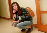 Gaya si Cantik Agatha Valerie Berkemeja Flanel dan Celana Robek