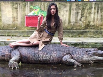 Hiiii... Raline Shah Berpose di Atas Buaya