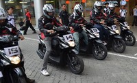 Rekan jurnalis dari berbagai media ikut kontes adu irit varian motor matic terbaru All New Honda BeAT eSP dan All New Honda BeAT POP eSP  di Atrium Senen, Sabtu (31/01). Pool/dok. Wahana Makmur Sejati.