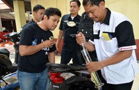 Staf Technical Service Department Main dealer sepeda motor Honda Jakarta Tangerang, PT. Wahana Makmur Sejati (WMS) sedang menghitung konsumsi BBM dua varian matic terbaru All New Honda BeAT eSP dan All New Honda BeAT POP eSP. Pool/dok. Wahana Makmur Sejati.