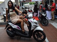 Model tengah berpose diatas varian matik terbaru All New Honda BeAT eSP dan All New Honda BeAT POP eSP. Pool/dok. Wahana Makmur Sejati.