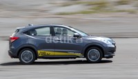 Honda HR-V menaklukkan lintasan berpasir di Gunung Bromo.