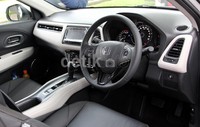 Pada setir, kemudahan mengatur sistem infotainment dan kecepatan (Cruise control), ikut disediakan HR-V dalam sdtir kemudi. Sehingga setiap pengemudi tidak perlu menekan layar sentuh audio video system 7 inci saat berkendara.