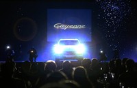 Rancangan baru juga terdapat pada bagian depan dan intake udara yang luas merupakan sebuah refleksi yang jelas dari kemampuan dan karakter yang sporty. Empat lampu sorot LED daytime running lights dipasang sebagai fitur standar, bersama dengan desain lampu belakang baru, LED yang datar serta tailpipes yang terintegrasi. Pool/dok Porsche.