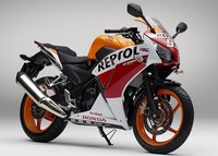 Motor CBR250R dengan livery motor MotoGP Dani Pedrosa. AHM memasarkan Honda CBR250R Champion Edition dengan harga on the road DKI Jakarta Rp 56,8 juta.(Istimewa/PT Astra Honda Motor)