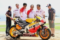 Di Bali, Marc Marquez dan Dani Pedrosa secara resmi meluncurkan tim MotoGP Repsol Honda 2015 di Nusa Dua, Minggu (1/2/2015). Di tempat ini pula AHM mengumumkan aktivitas balapan mereka/ (Istimewa/PT Astra Honda Motor).