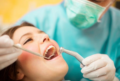 Diberi Penilaian Negatif, Dokter Gigi di Inggris Tuntut Pasiennya