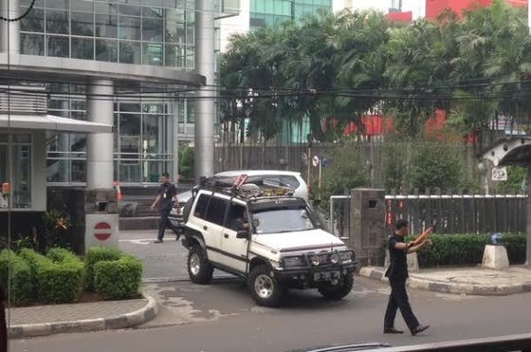 Penampakan Ichiro Keluar dari Kampus Binus Senayan