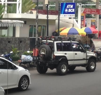 Penampakan Ichiro Keluar dari Kampus Binus Senayan